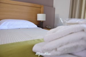hotel plytra mare room bed view